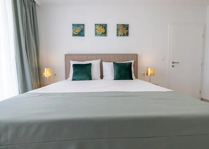 Villa Smaragd - Lapis - Luxury Apartment With Shared Pool