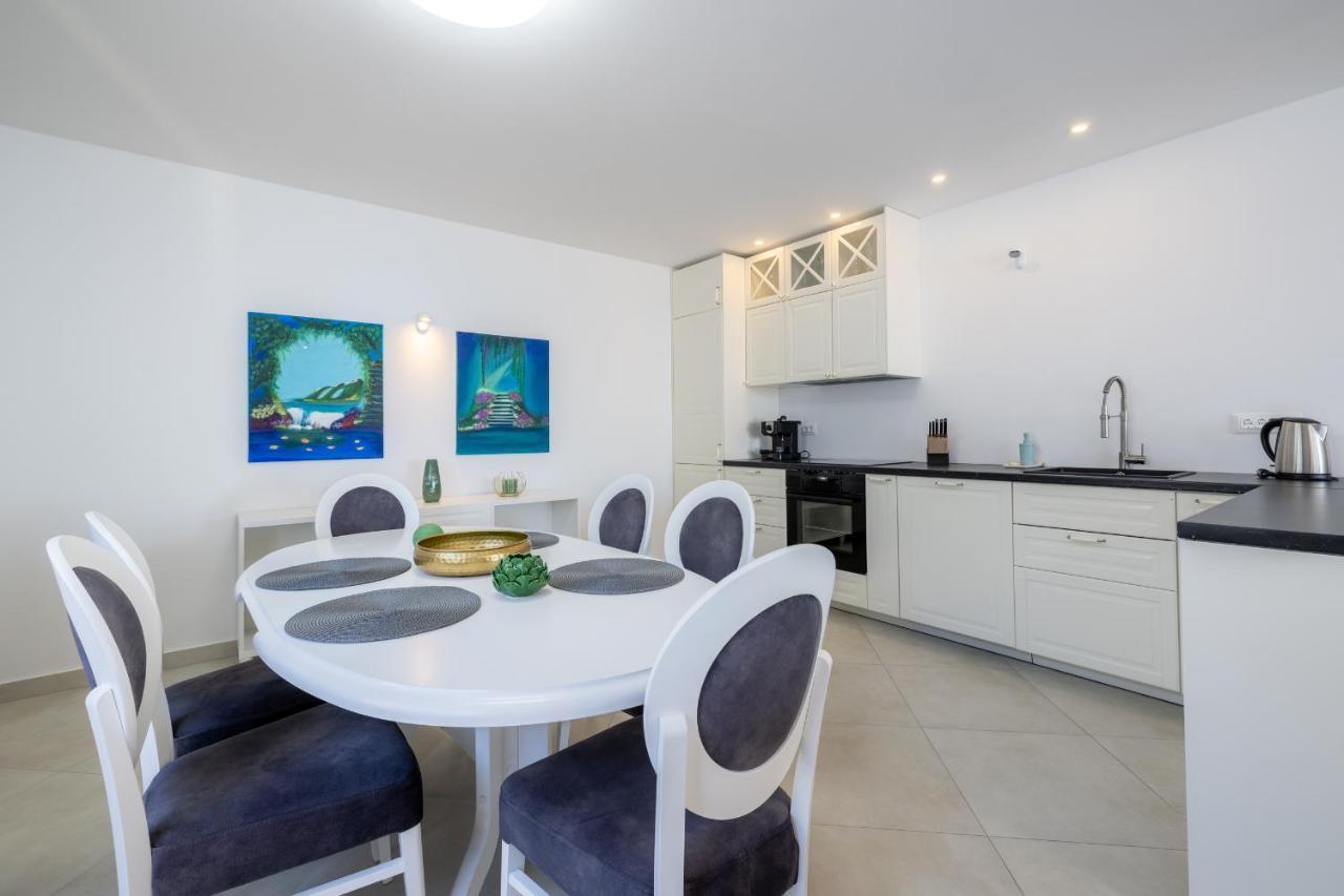 Smaragd - Lapis - Luxury With Shared Pool Makarska