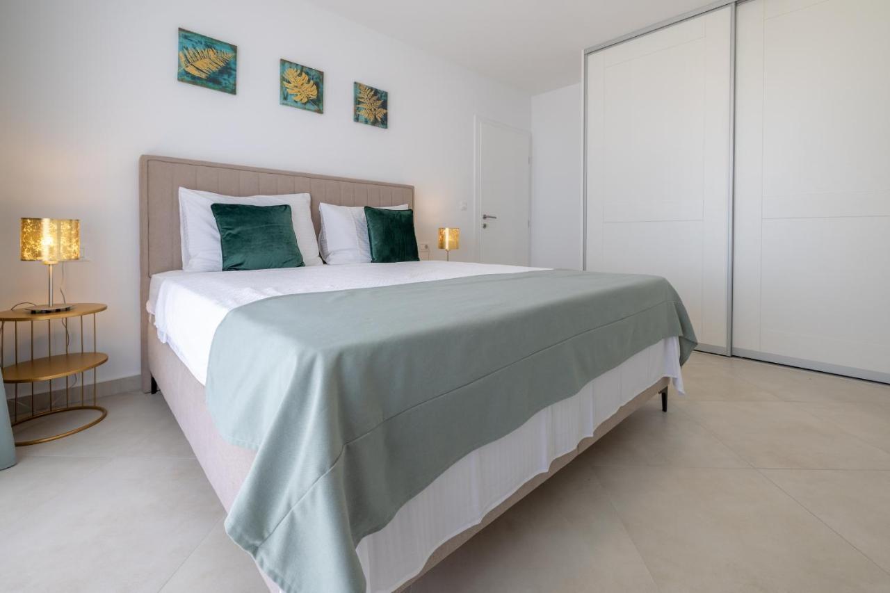 Appartement Smaragd - Lapis - Luxury With Shared Pool Makarska