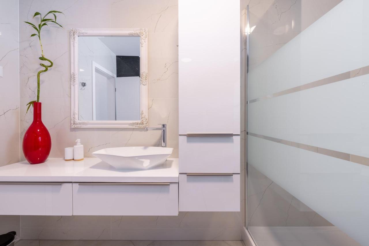 Smaragd - Lapis - Luxury With Shared Pool * Makarska